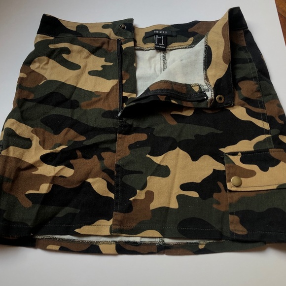 FOREVER 21 CAMO SKIRT WORN ONCE - Picture 2 of 4